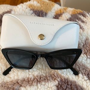 Eleventh hour black brunch sunglasses

Includes protective case